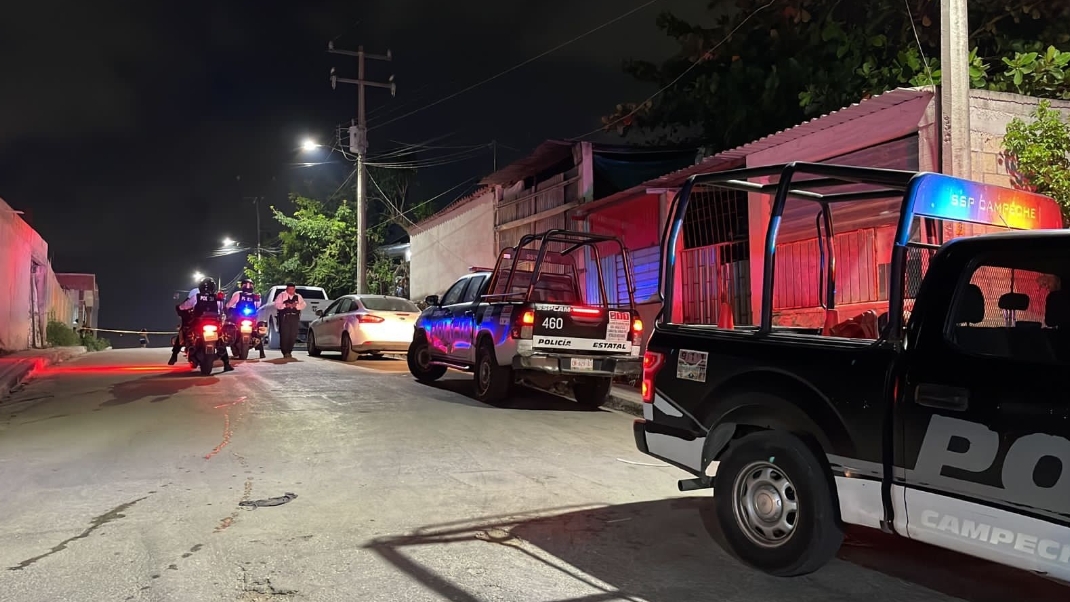El perímetro fue acordonado por los policías para recabar evidencias del crimen; los testigos rindieron una declaración de lo que pudo haber sucedido en el lugar