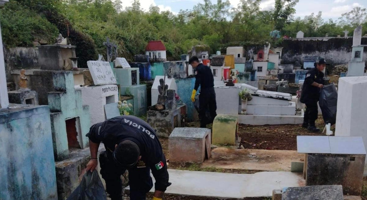 Piden a personas que tienen tumbas en el lugar, exhumar los restos de sus familiares para abrir espacio Piden a personas que tienen tumbas en el lugar, exhumar los restos de sus familiares para abrir espacio