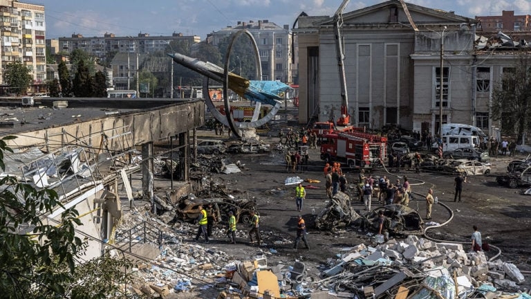 Autoridades de Ucrania confirmaron al menos tres muertos y seis heridos tras los nuevos bombardeos rusos sobre Kiev Autoridades de Ucrania confirmaron al menos tres muertos y seis heridos tras los nuevos bombardeos rusos sobre Kiev
