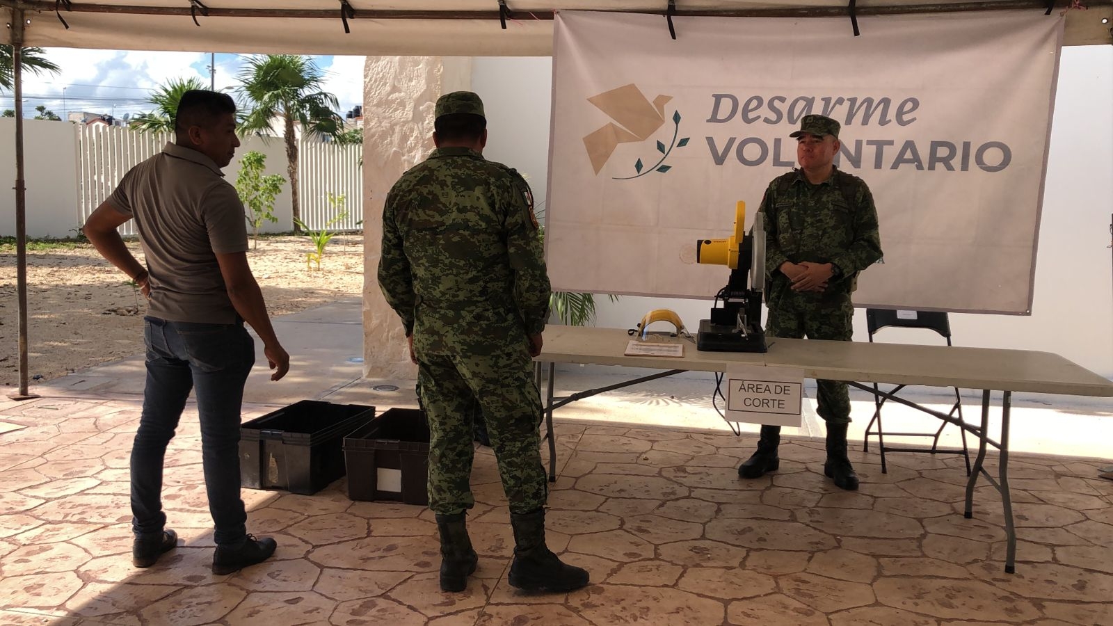En el primer día, solo han recibido pistolas de juguete