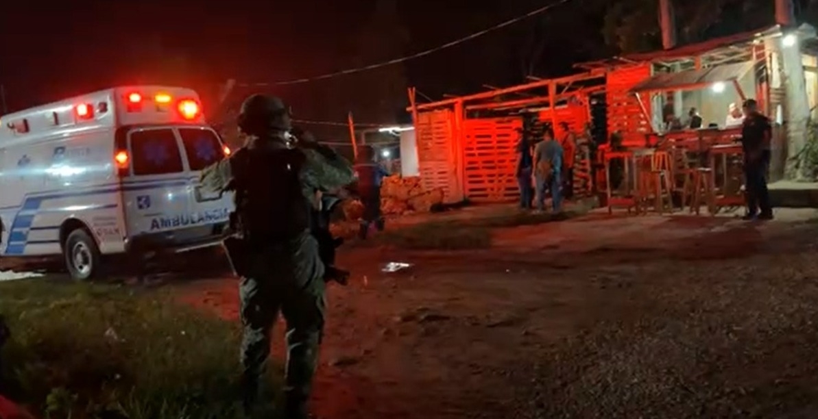 El hombre fue trasladado al hospital para tratar sus heridas
