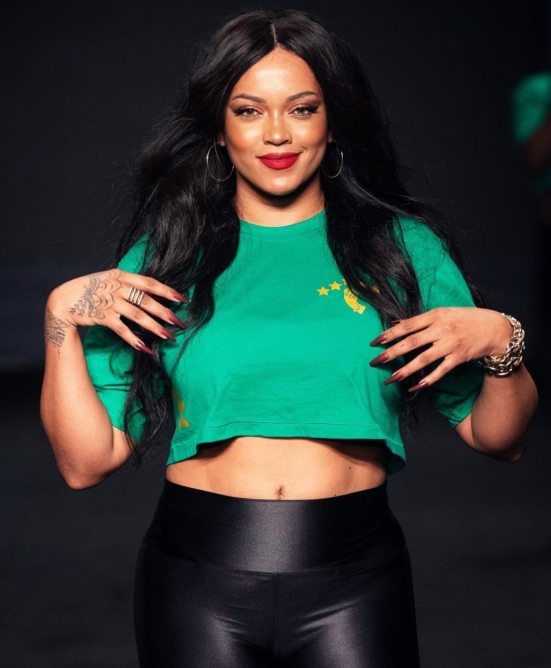 La brasileña está conquistando las redes sociales por su parecido a la cantante de Barbados. Foto: Especial
