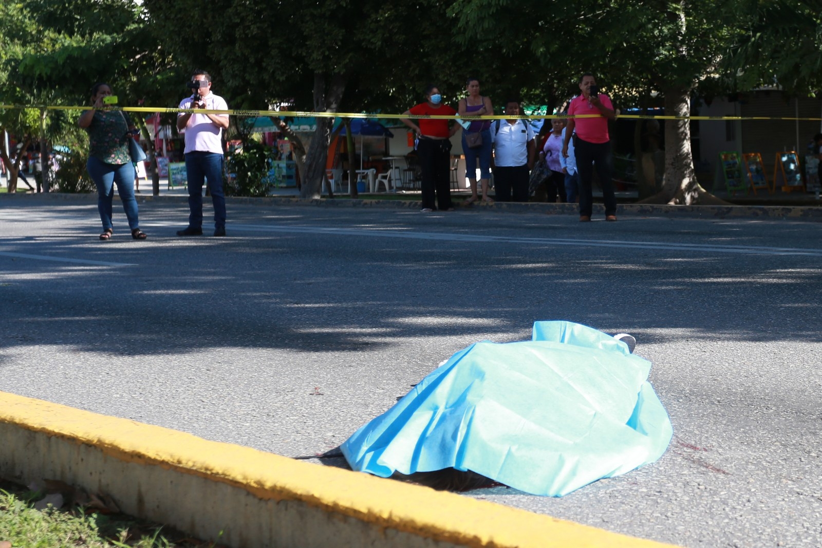 Ángela “N”, de oficio estilista, cruzaba la avenida por el andador peatonal cuando fue embestida por una combi