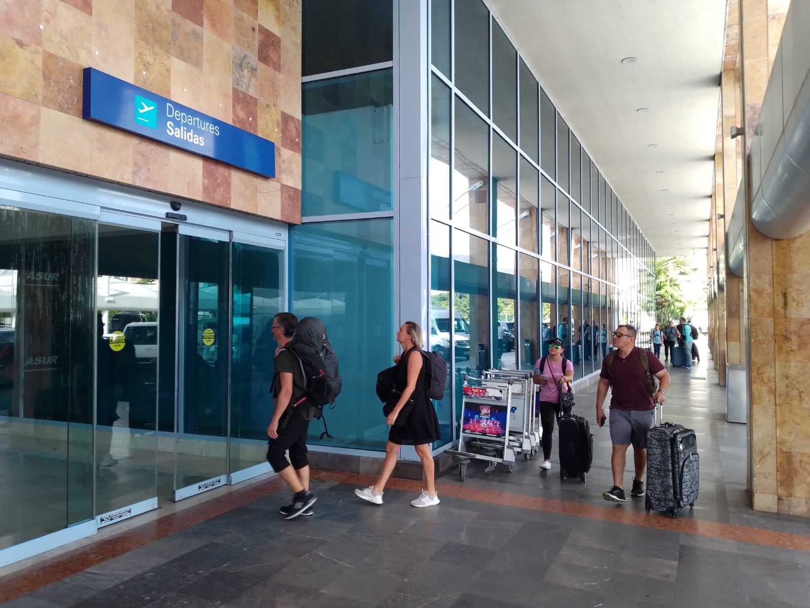 Se cancelaron tres vuelos hacia Dallas desde el Aeropuerto Internacional de Cancún, fueron reprogramados para mañana