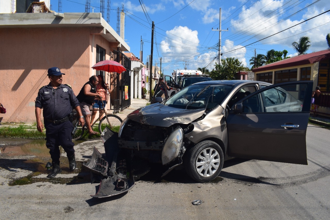La parte frontal del vehículo quedó destrozada