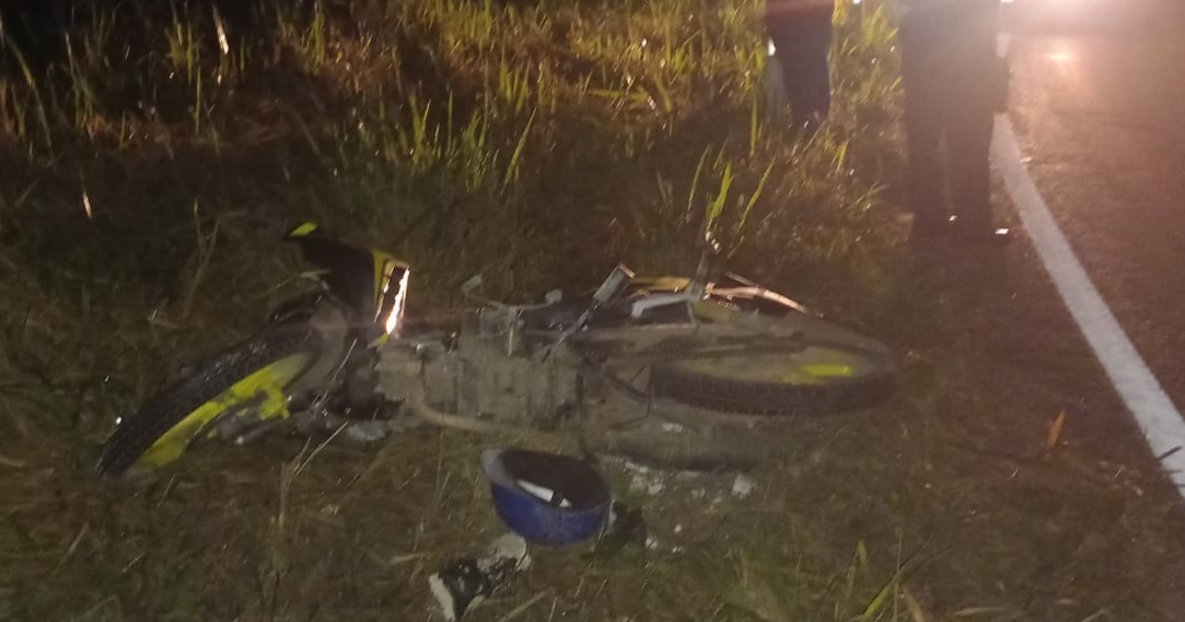 El conductor derrapó con la unidad y se salió de la carretera