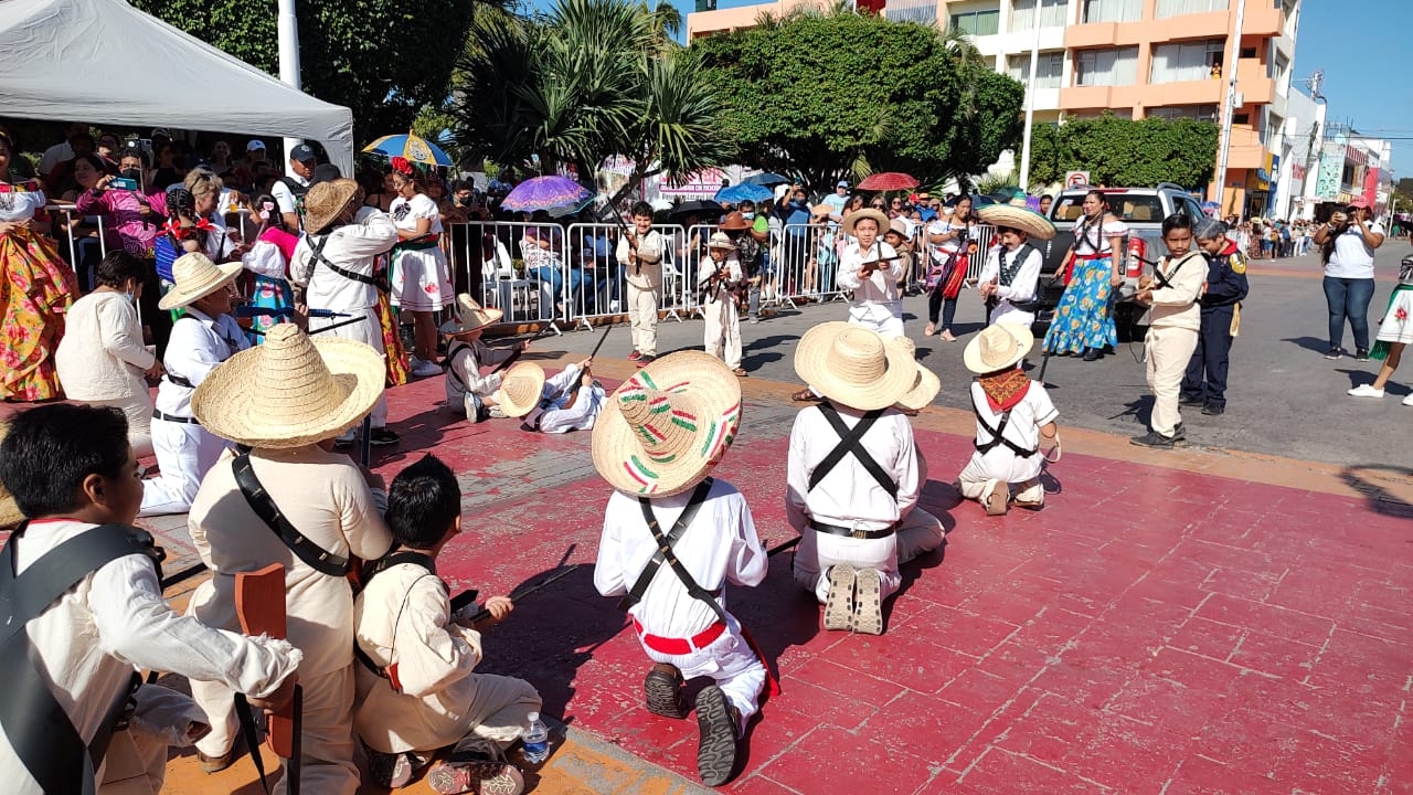 Estudiantes y autoridades municipales participaron en el desfile Estudiantes y autoridades municipales participaron en el desfile