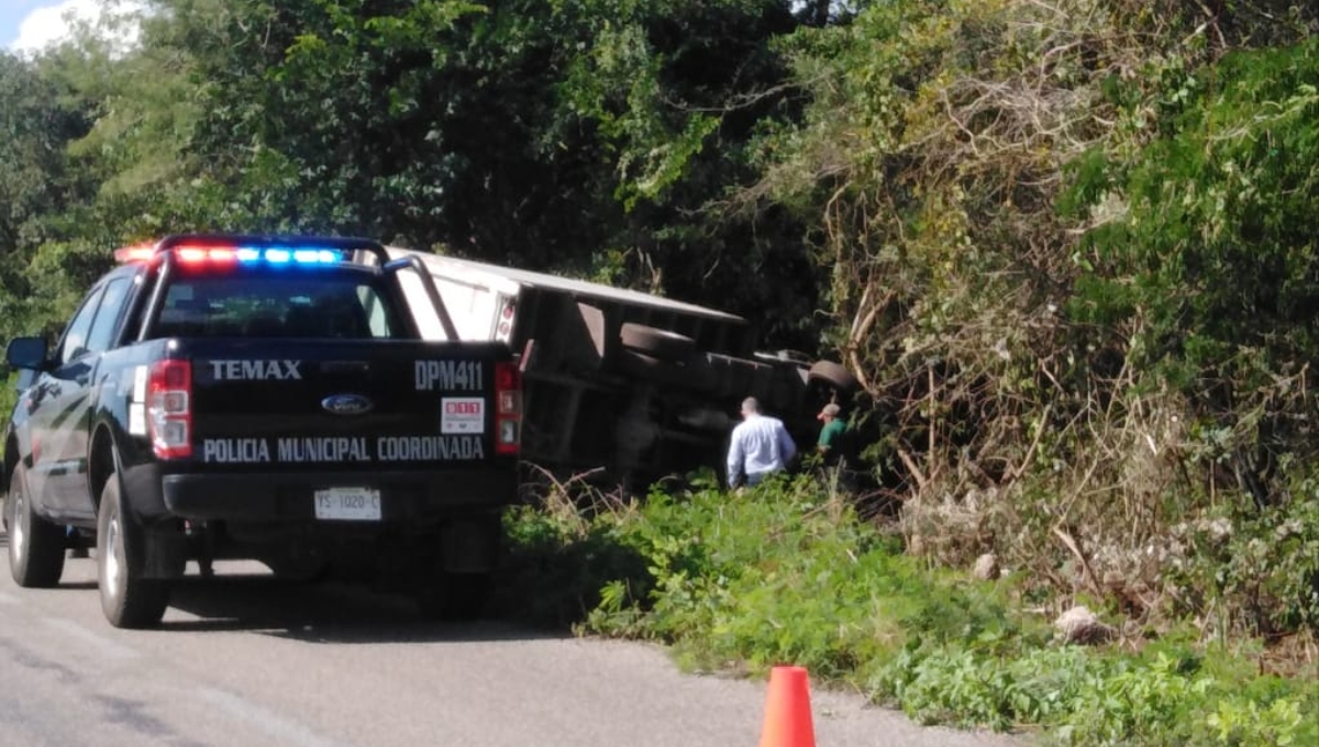 El camión de carga resultó con daños materiales
