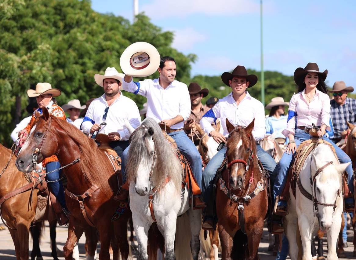 La cabalgata fue encabezada por el gobernador Mauricio Vila Dosal