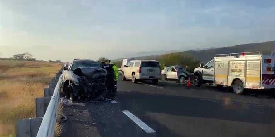 El impacto entre una camioneta y un tráiler ocurrió a la altura de la desviación de Tehuacán, con sentido hacia Veracruz El impacto entre una camioneta y un tráiler ocurrió a la altura de la desviación de Tehuacán, con sentido hacia Veracruz