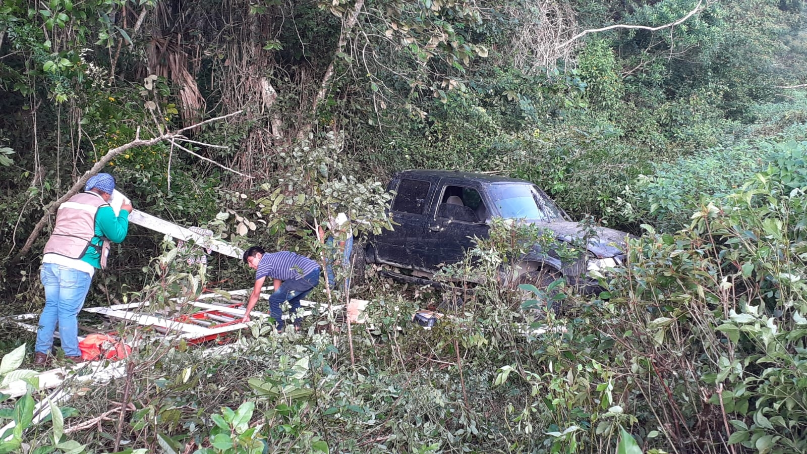 Conductor pierde el control y termina fuera la carretera en José María Morelos