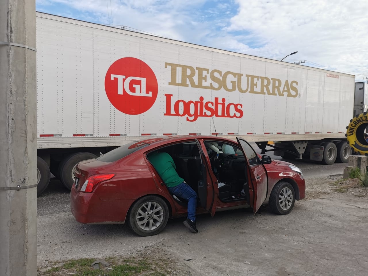 El auto afectado presentó daños materiales