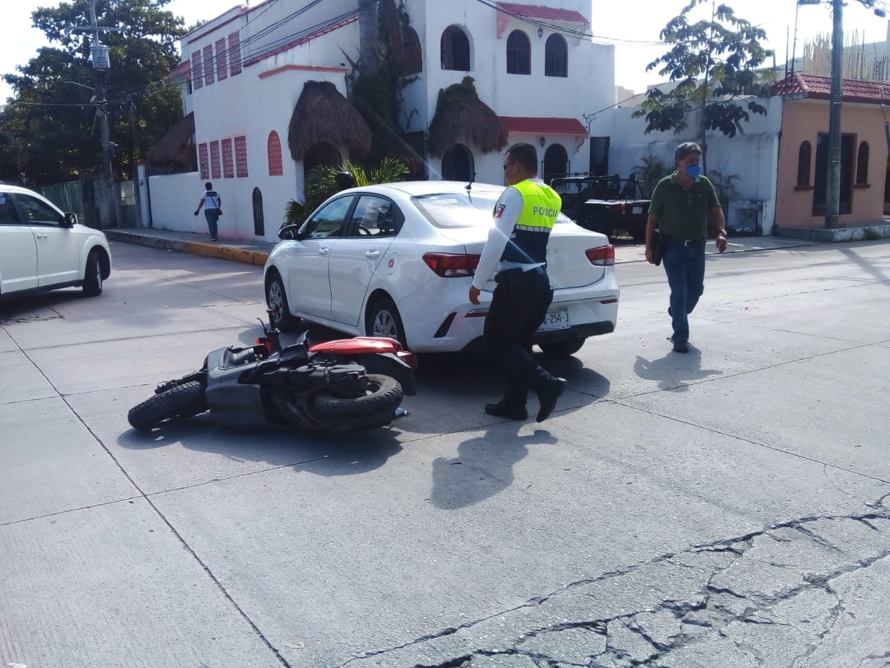 La mujer y su hija terminaron en el pavimento; los paramédicos las atendieron La mujer y su hija terminaron en el pavimento; los paramédicos las atendieron