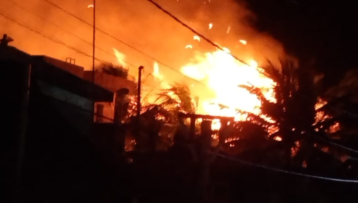 Se queman hoteles en Holbox; habitantes intentan sofocar el fuego