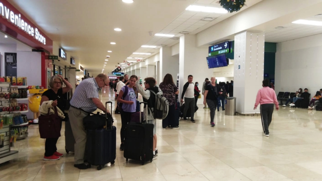 El vuelo 9245 que llega del aeropuerto de Toluca de VivaAerobus, a las 08:25, tocó pista, a la 08:39 minutos