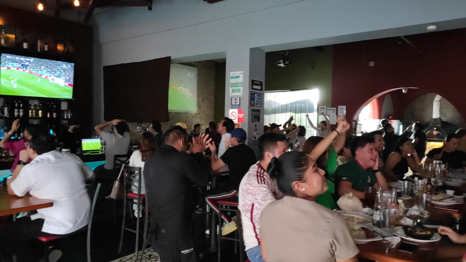 Pese a ser día laboral, aficionados de Campeche suspendieron sus actividades por el partido Pese a ser día laboral, aficionados de Campeche suspendieron sus actividades por el partido