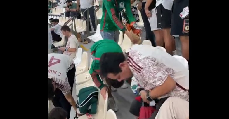 Aficionados mexicanos limpian estadio