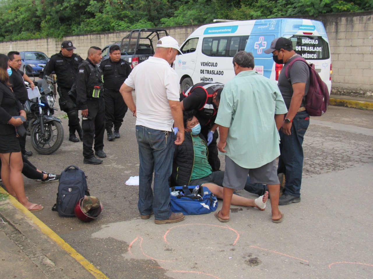 Al lugar llegaron elementos y paramédicos para el traslado de los accidentados Al lugar llegaron elementos y paramédicos para el traslado de los accidentados