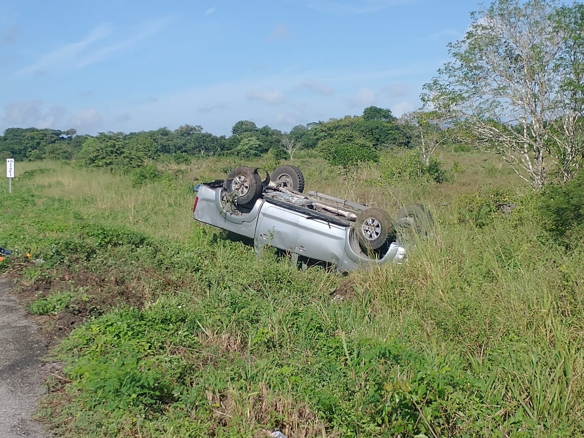 Camioneta termina volcada al salirse de la carretera en el tramo Sucilá-Buctzotz