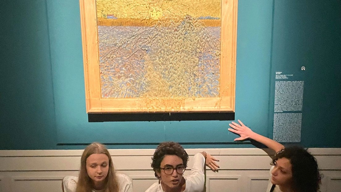 Vierten puré de verduras en "El sembrador" de Van Gogh en Roma Vierten puré de verduras en "El sembrador" de Van Gogh en Roma