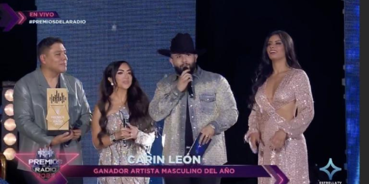 Carín León subió al escenario a cantar y a recibir varios premios. Foto Especial