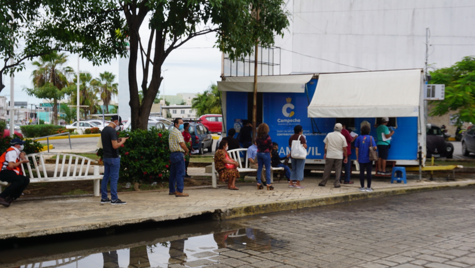 La gente prefiere cubrir necesidades básicas en el hogar y dejar para después servicios generales La gente prefiere cubrir necesidades básicas en el hogar y dejar para después servicios generales