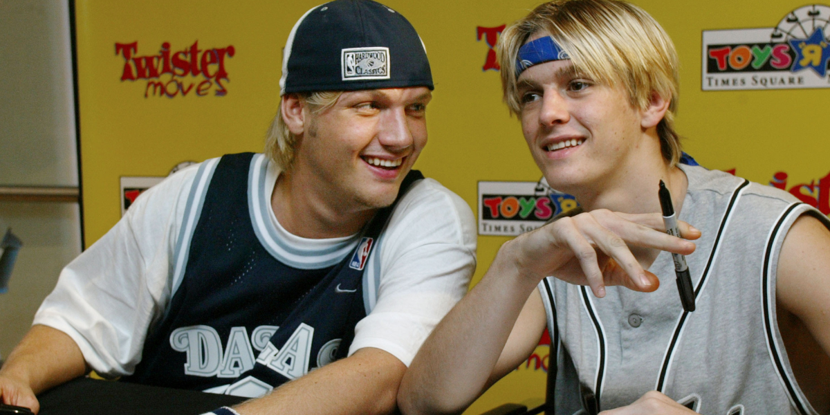 Aaron junto a su hermano Nick. Foto: Especial