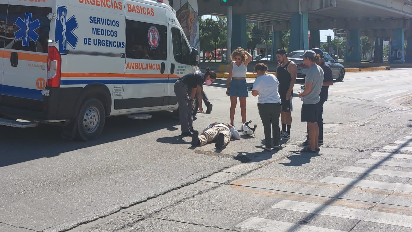 No se dió cuenta de una mancha de aceite y se terminó derrapando y estrellando contra el pavimento