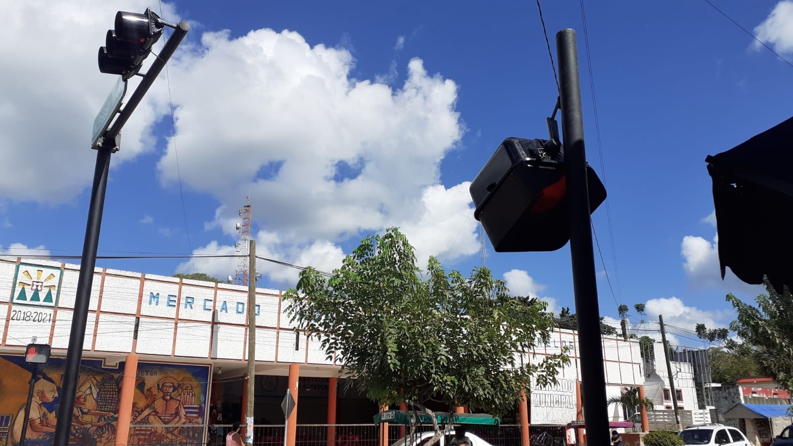Este fue el primer semáforo que se colocó sobre la avenida principal Este fue el primer semáforo que se colocó sobre la avenida principal