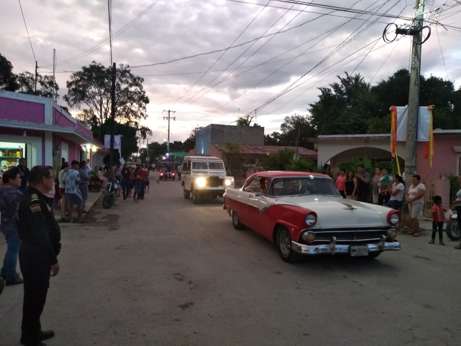 Todo el centro de la población, estuvo adornados, incluso el parque central