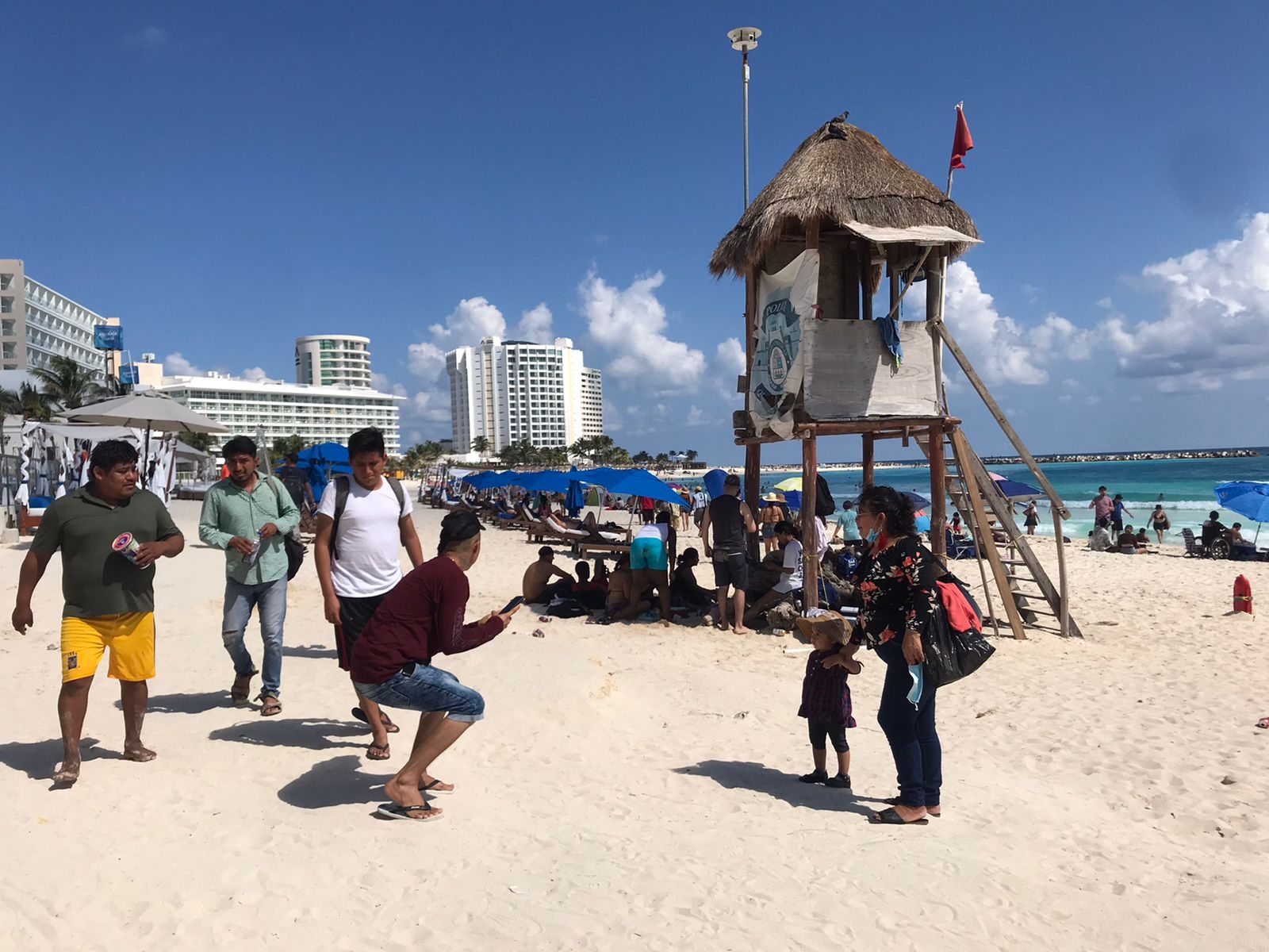 Con mochilas llenas de comida y refrescos, familias llegaron a Playa Gaviotas para disfrutar del domingo soleado Con mochilas llenas de comida y refrescos, familias llegaron a Playa Gaviotas para disfrutar del domingo soleado