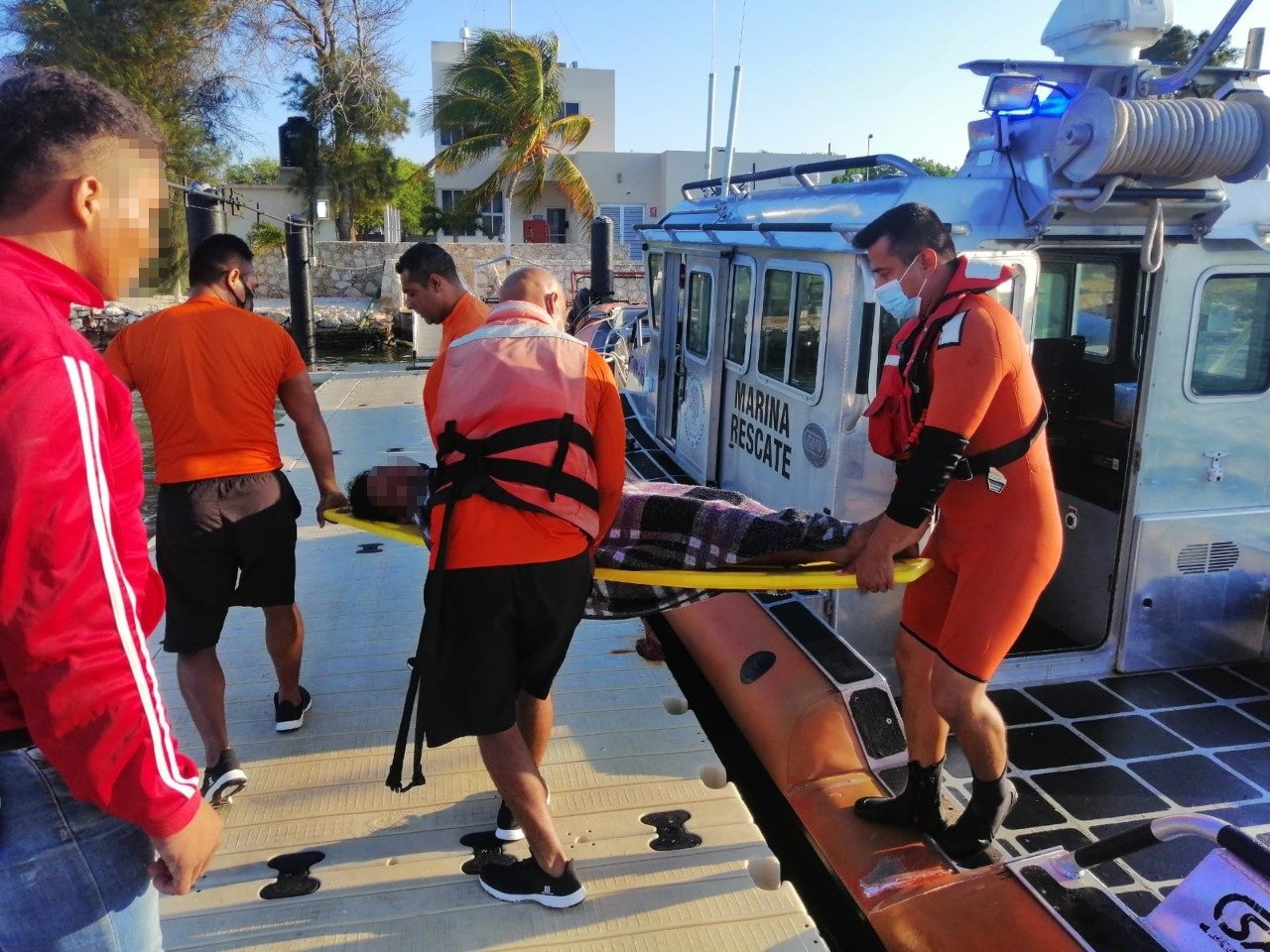 Marina rescata a pescador que cayó al mar en las costas de Progreso