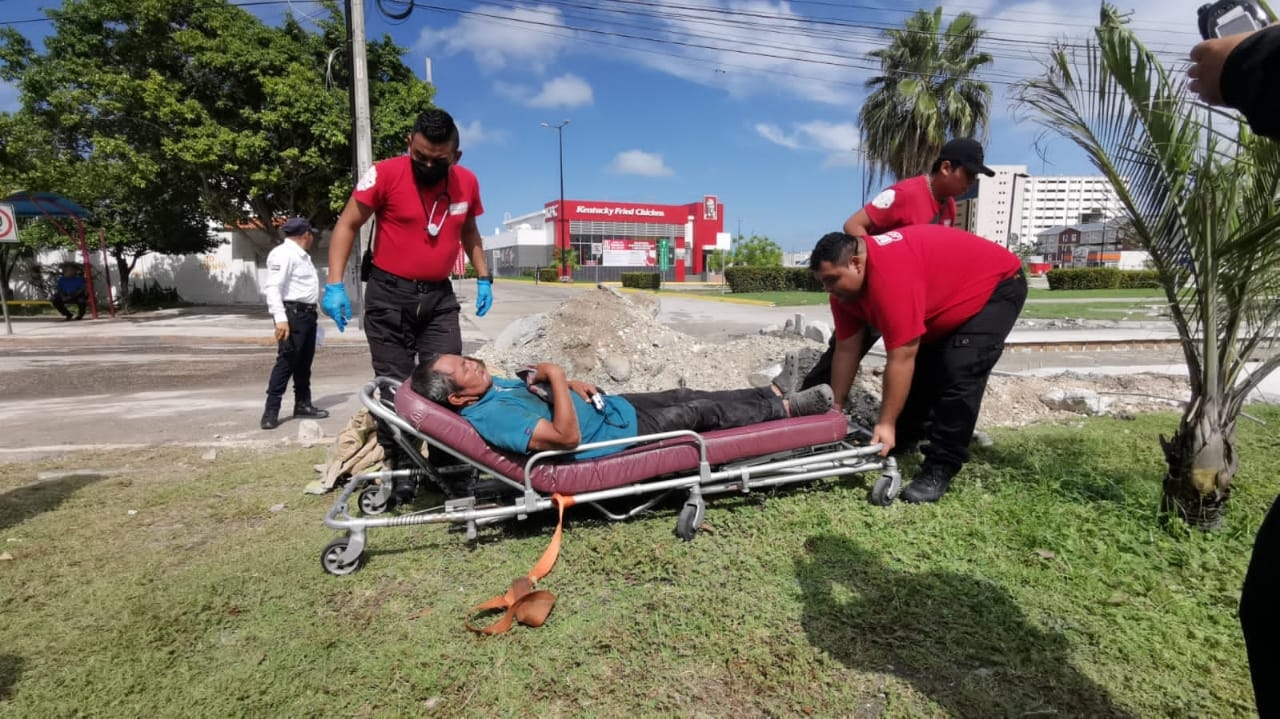El hombre fue llevado al hospital para recibir atención médica El hombre fue llevado al hospital para recibir atención médica