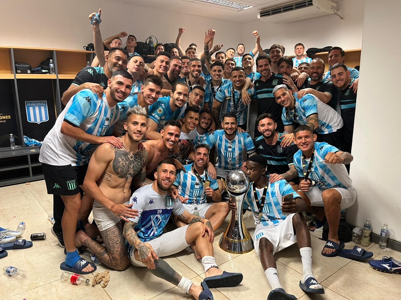 Racing vence a Boca en polémico partido y se queda con el Trofeo de Campeones de Argentina
