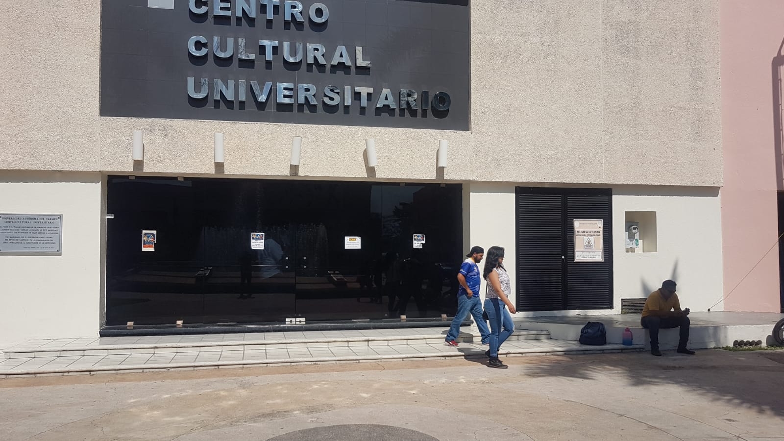 La sesión se llevó a cabo a puerta cerrada, ya que se esperaba que el Rector mande a sus aliados para reventar la asamblea