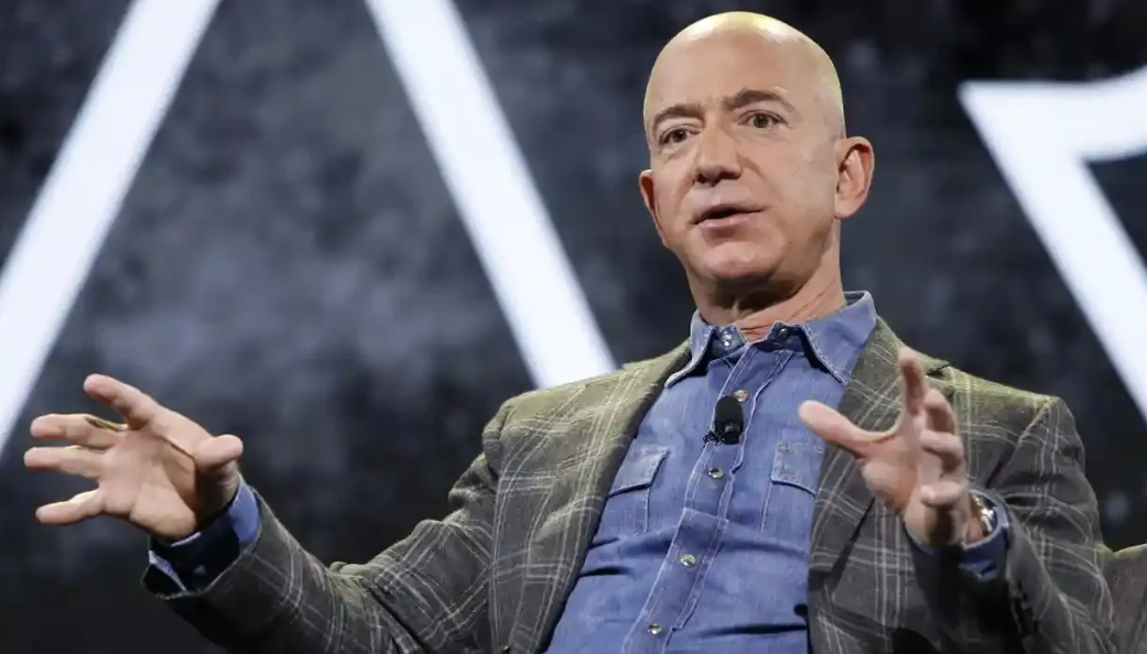 Ex empleada doméstica de Jeff Bezos asegura que tenía que salir por la ventana