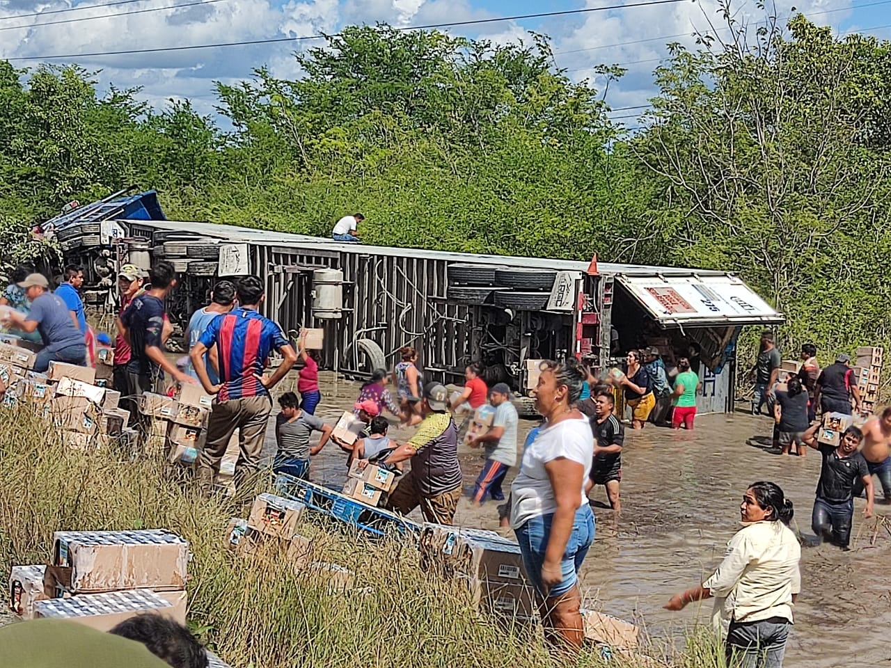 Vuelca tráiler en la carretera Escárcega-Champotón; pobladores rapiñan la carga