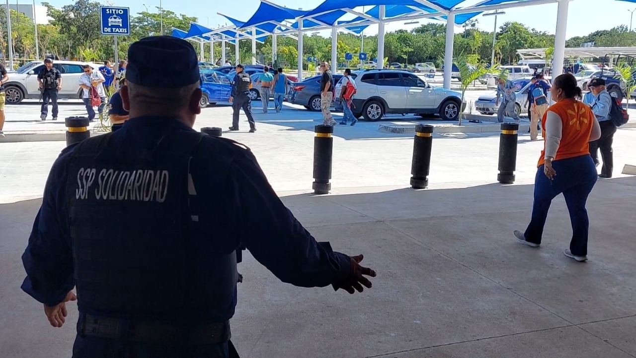 Al lugar llegaron elementos de los Bomberos y de Protección Civil para las revisiones pertinentes Al lugar llegaron elementos de los Bomberos y de Protección Civil para las revisiones pertinentes