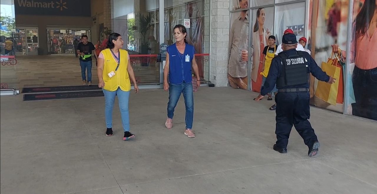 Se retiró a todos las personas que se encontraban en el área para que los Bomberos y Protección Civil realizara revisiones Se retiró a todos las personas que se encontraban en el área para que los Bomberos y Protección Civil realizara revisiones
