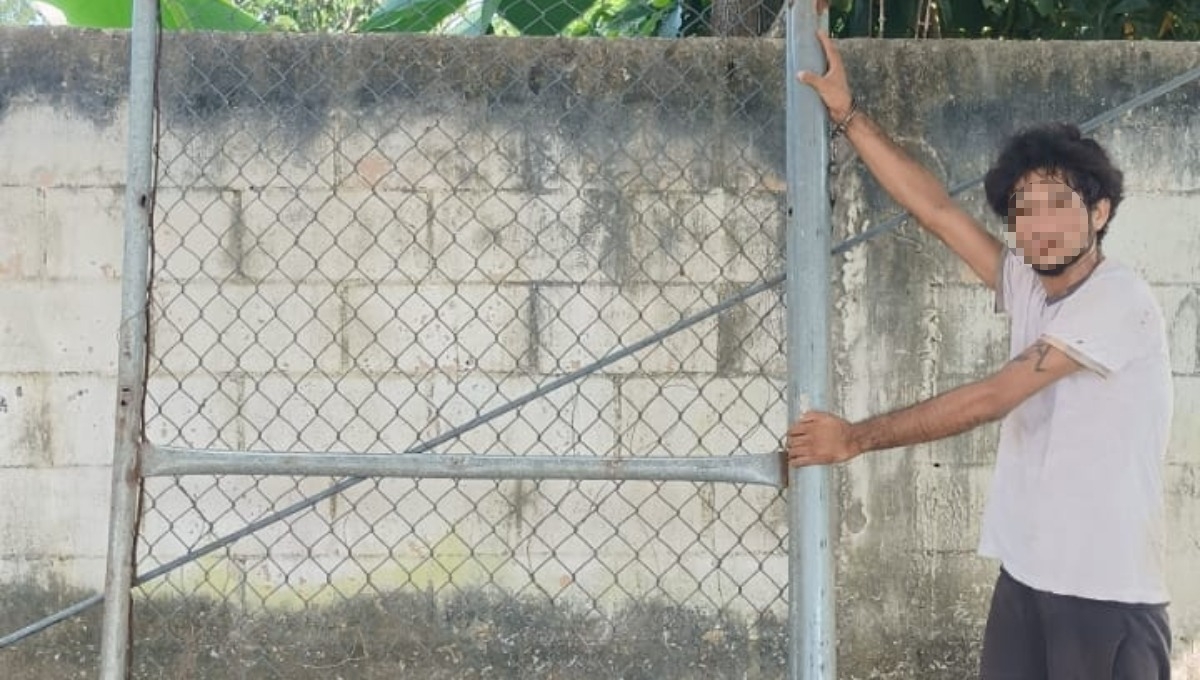 El hombre desprendió la reja de la cancha El hombre desprendió la reja de la cancha