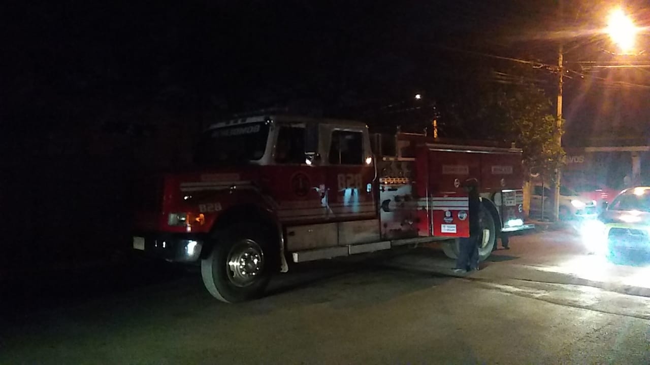 Elementos de la policía y bomberos trabajan en el lugar Elementos de la policía y bomberos trabajan en el lugar