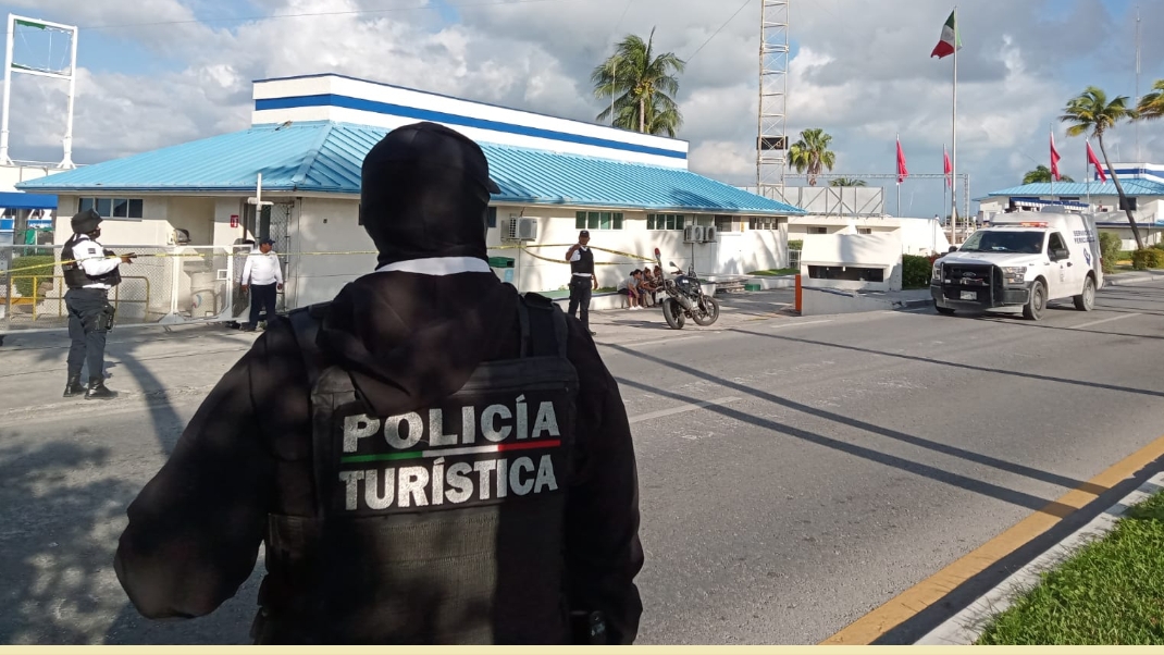 Solo un cuerpo pudo ser rescatado, poco a poco se fueron uniendo elementos de la Secretaría de Marina (Semar)