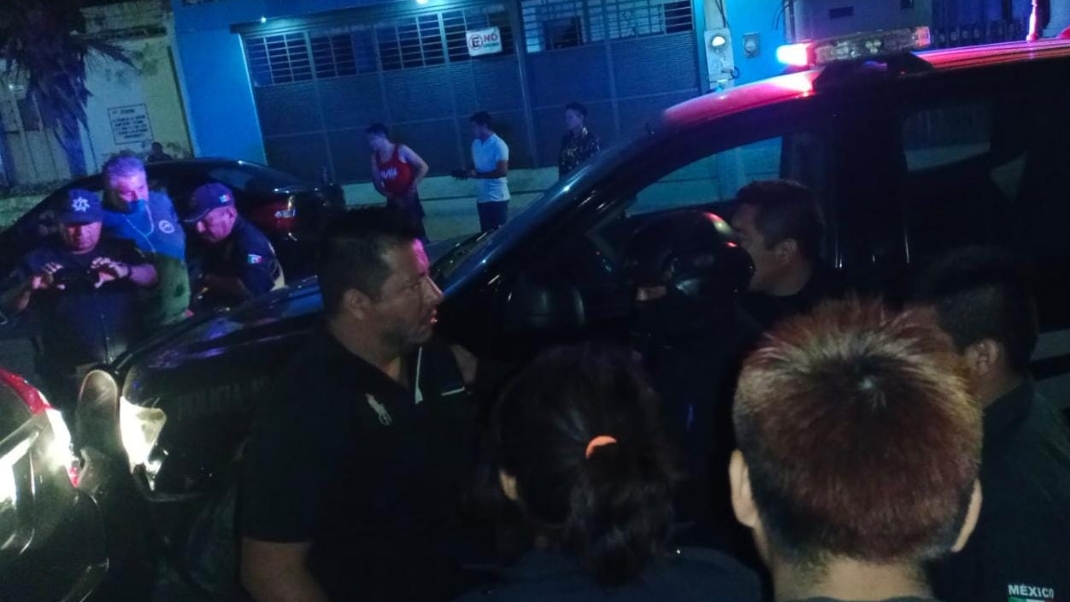 El conjunto vecinal que al darse cuenta de lo sucedido se aproximó hasta donde se encontraba la unidad, increpando al operador en turno para identificarse El conjunto vecinal que al darse cuenta de lo sucedido se aproximó hasta donde se encontraba la unidad, increpando al operador en turno para identificarse