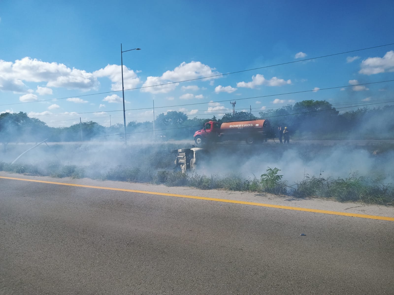 El fuego logró consumir parte del vehículo
