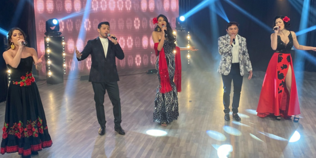 Los participantes le rindieron un homenaje a Vicente Fernández por su primer aniversario luctuoso. Foto: Especial