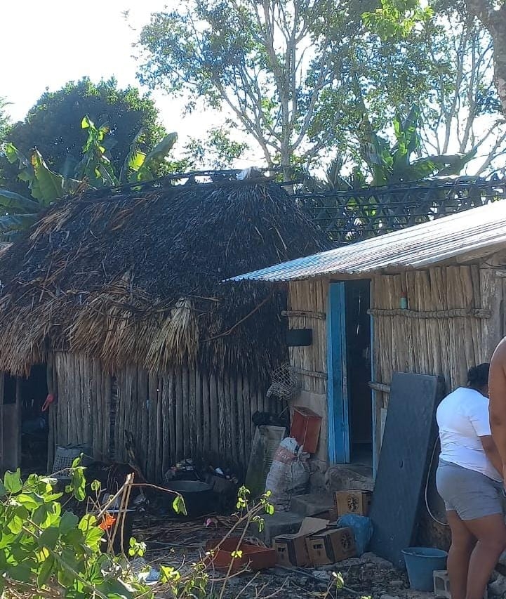 Cortocircuito causa incendio en una palapa en Felipe Carrillo Puerto