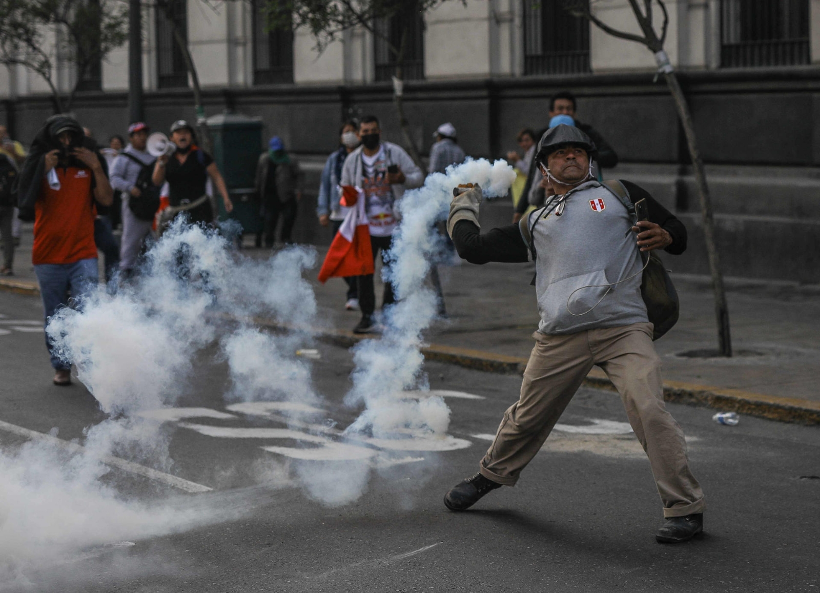 Sube a cuatro la cifra de muertos en protestas por nuevas elecciones en Perú