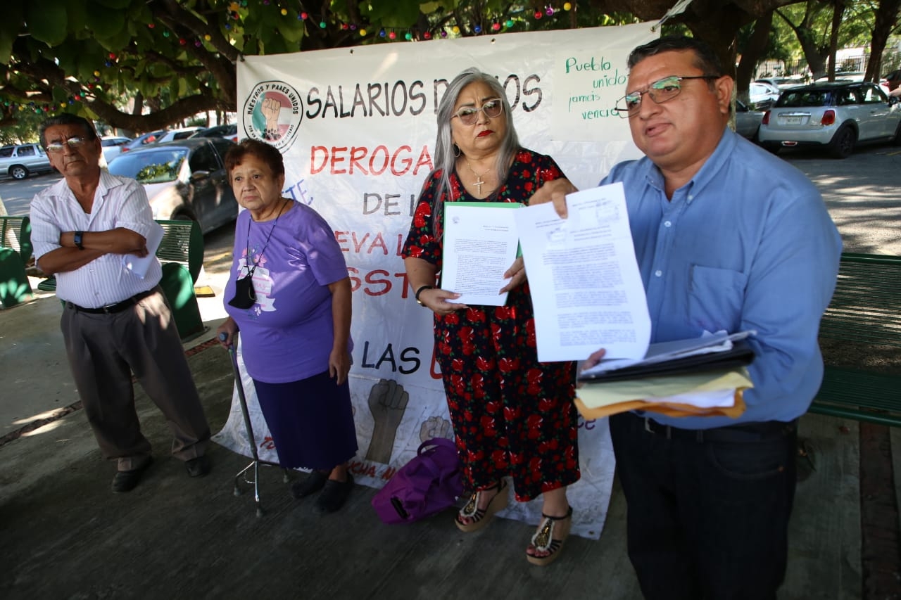 Miembros de maestros y personal de apoyo y asistencia a la educación continúan sus protestas