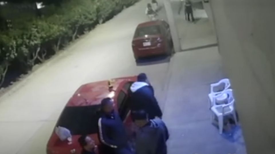 En redes sociales comenzó a circular el video donde presuntos elementos de la Guardia Nacional agreden y encañonan a un grupo de civiles En redes sociales comenzó a circular el video donde presuntos elementos de la Guardia Nacional agreden y encañonan a un grupo de civiles