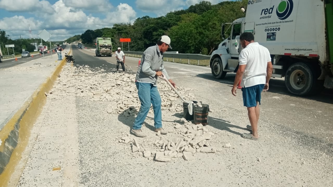 Empleados procedieron a levantar los restos de bloques de concreto